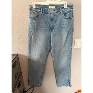 Abercrombie & Fitch The '90s Straight Ultra High Rise size 32/14R. Ankle slits.